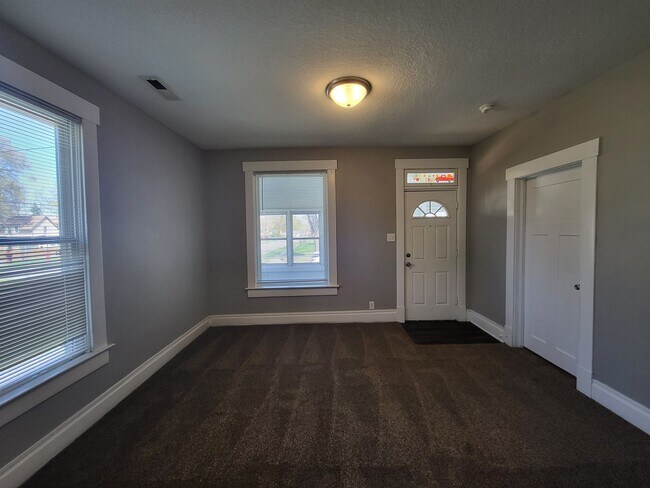 Building Photo - 2 Bedroom, 1 Bathroom Home!