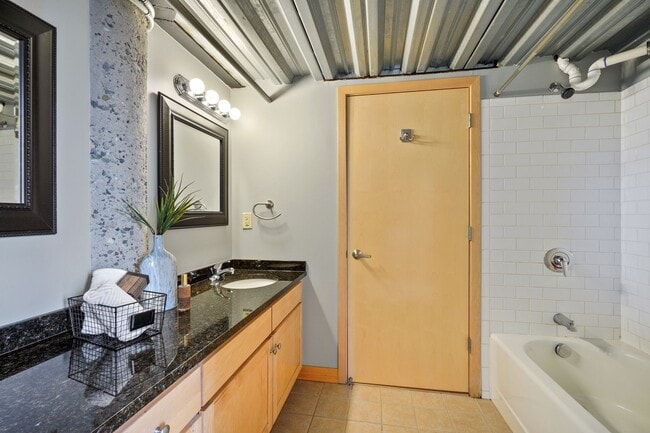 Building Photo - 521 S 7th St