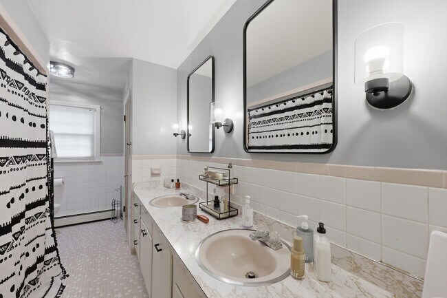 Building Photo - Stunning 4-Bedroom Waterfront Retreat with Modern Upgrades & Lake Living.