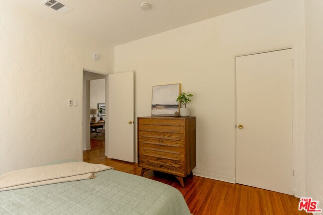 Building Photo - 2166 Beachwood Terrace