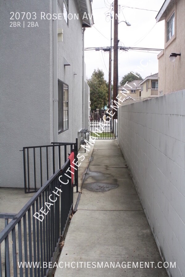 Building Photo - 20703 Roseton Ave
