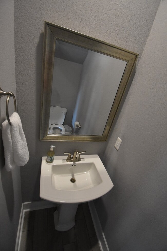 Building Photo - Luxurious 4 Bedroom 2.5 Bathroom in the Heart of Fayetteville, Arkansas!!