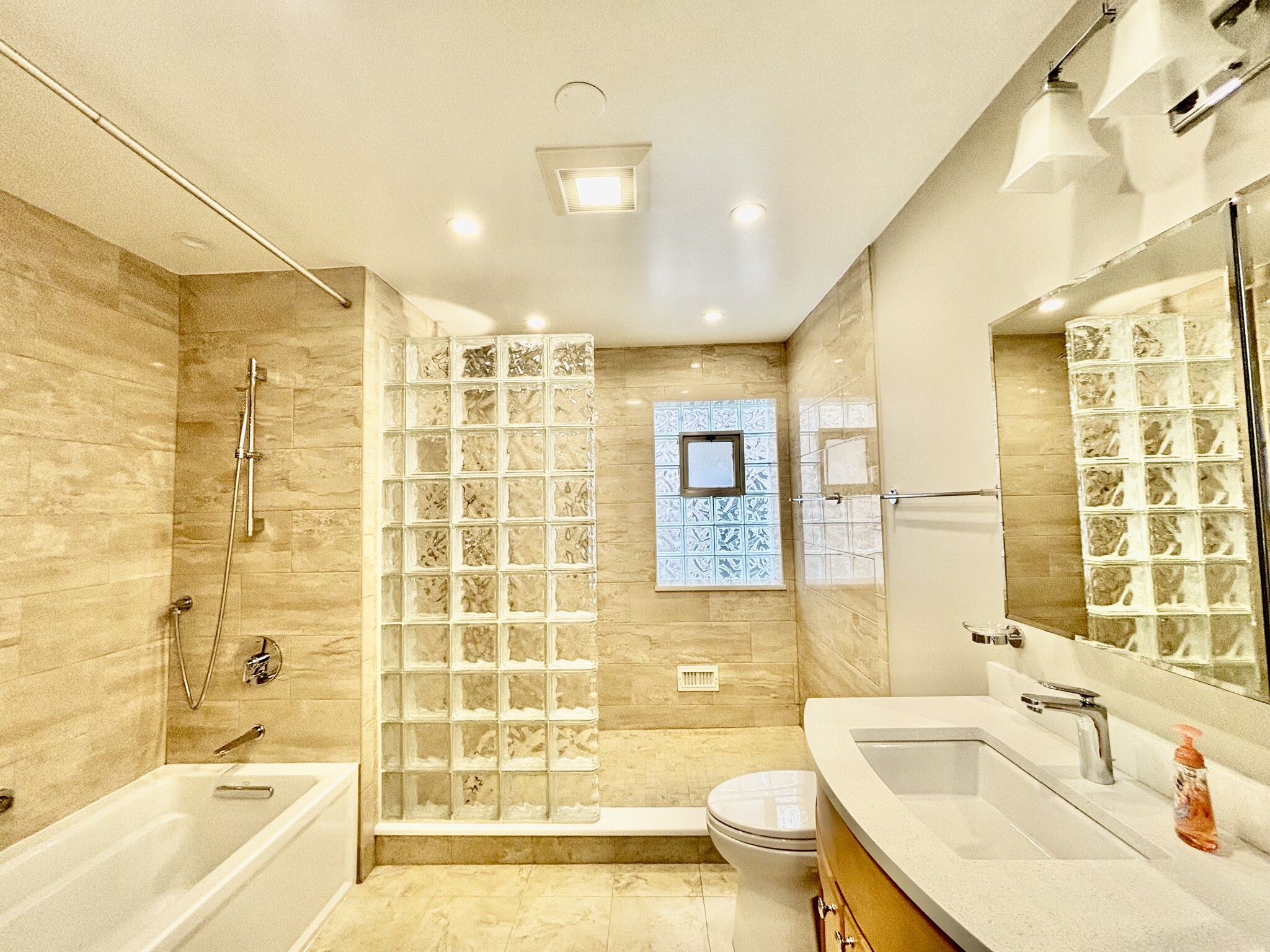 Master bathroom - 2642 W Farragut Ave