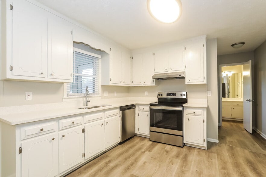 Building Photo - 709 Fallowfield Dr