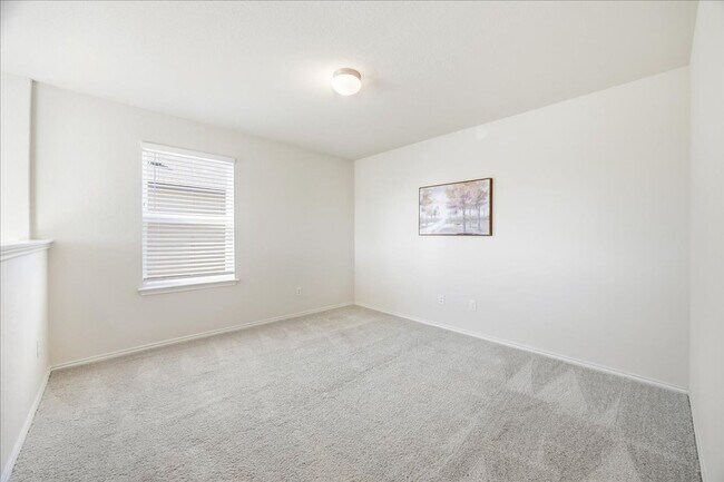 Building Photo - Light-Filled Home in Amenity-Rich Community with Pool & Park!