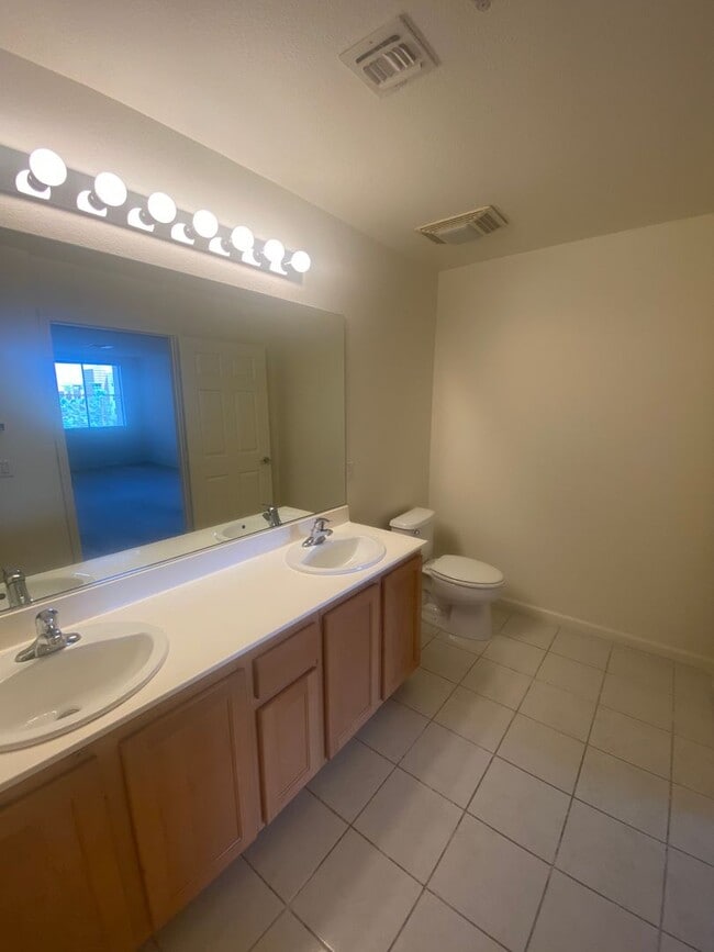 Building Photo - Stunning Top Floor View Condo at Park Avenue!