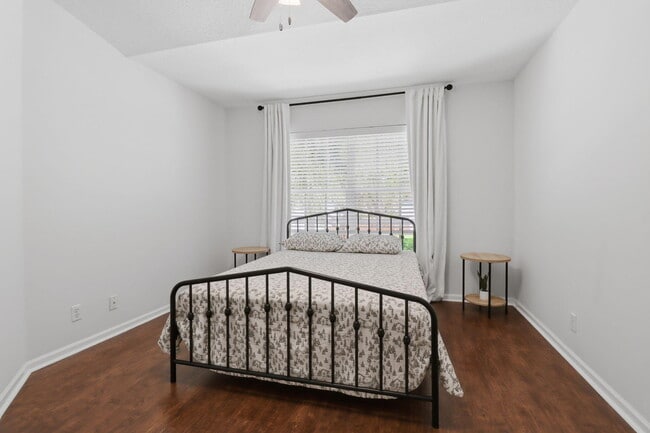 Building Photo - 9902 Lago Dr