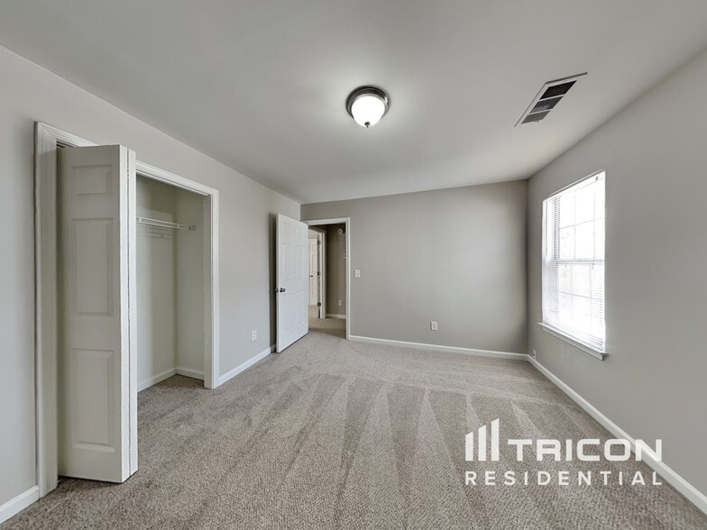 Building Photo - 305 Edge Hill Ct