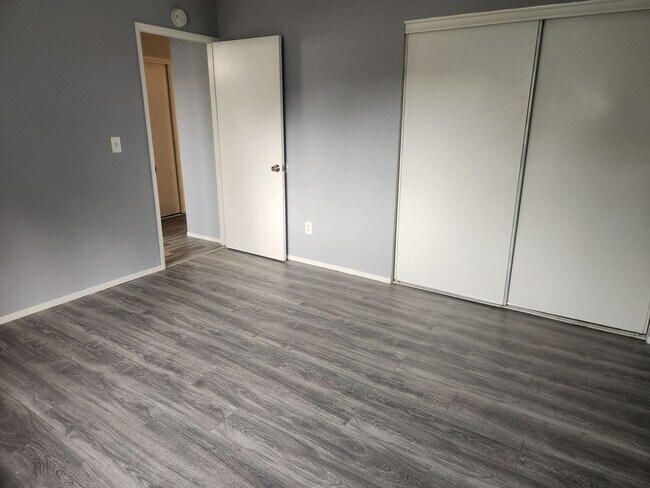 Building Photo - Charming 2-bedroom, 2- bathroom home in park like setting close to downtown Santa Rosa