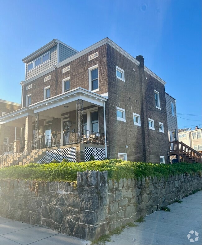 Building Photo - 1820 D St SE