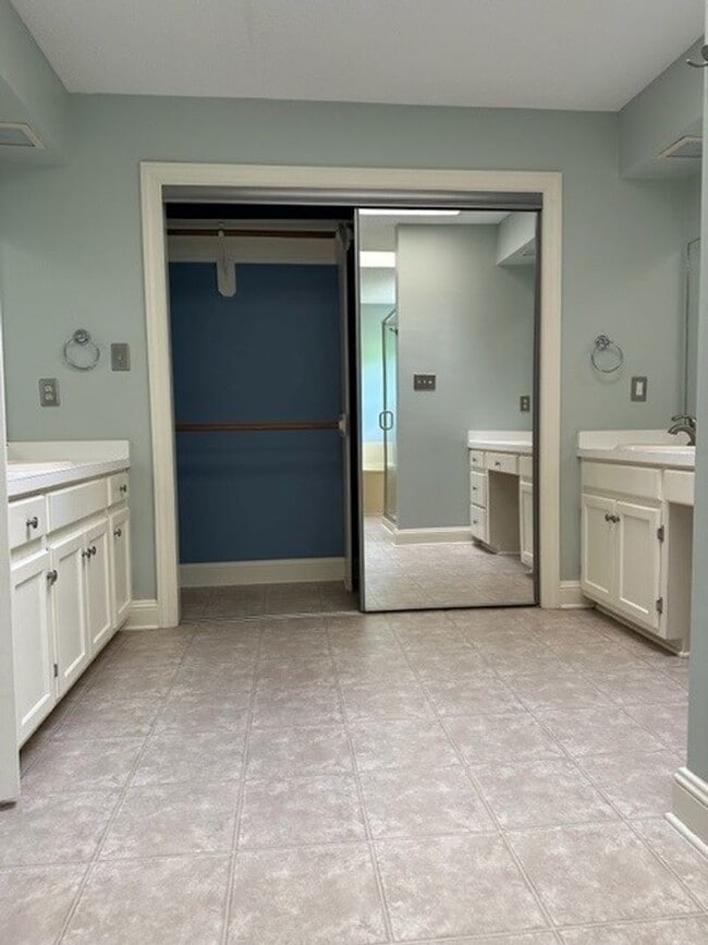 Building Photo - Maplewood