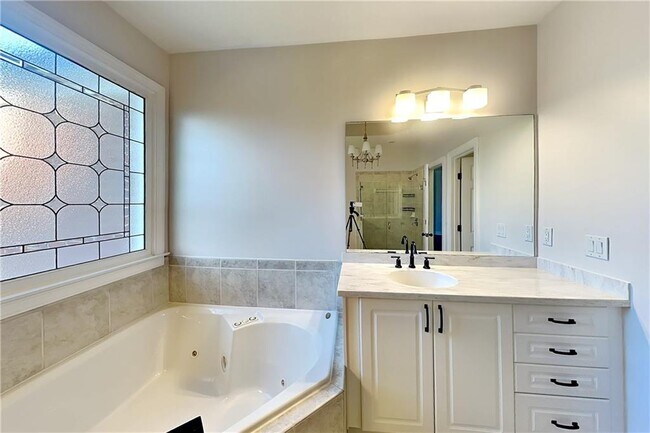Building Photo - 3008 Montclair Cir SE