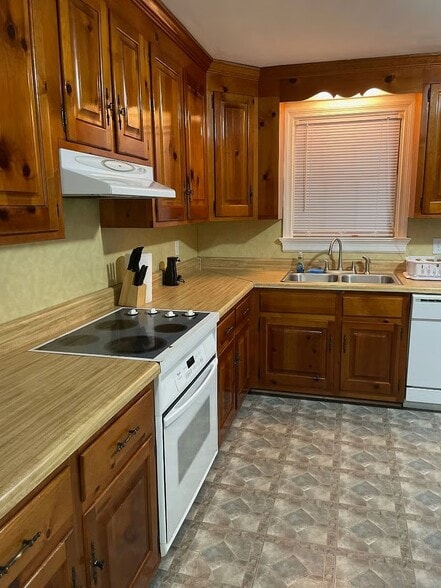 Building Photo - 1503 Westbury Dr - Furnished House