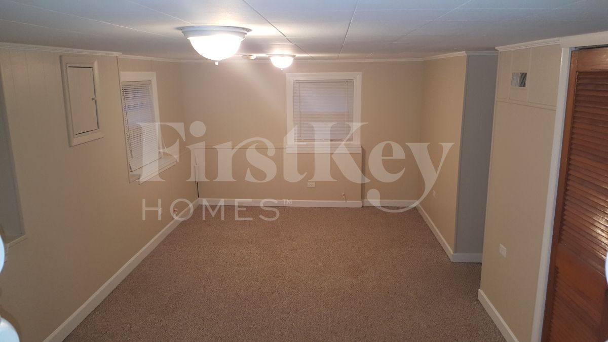 Building Photo - 424 W Moreland Ave