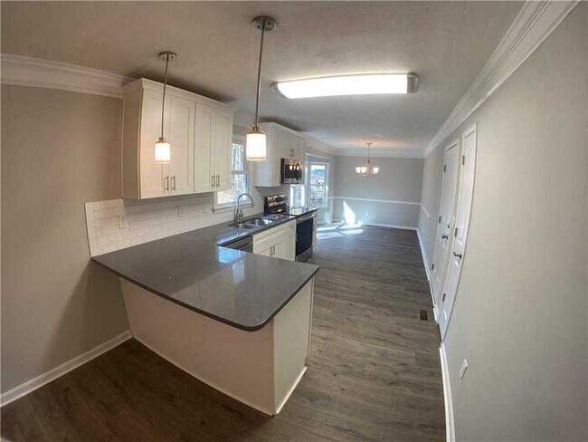 Building Photo - Fantastic 4bd/2ba home! Coming soon!