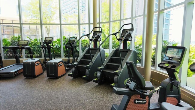 Building Photo - 700 NE 24th St