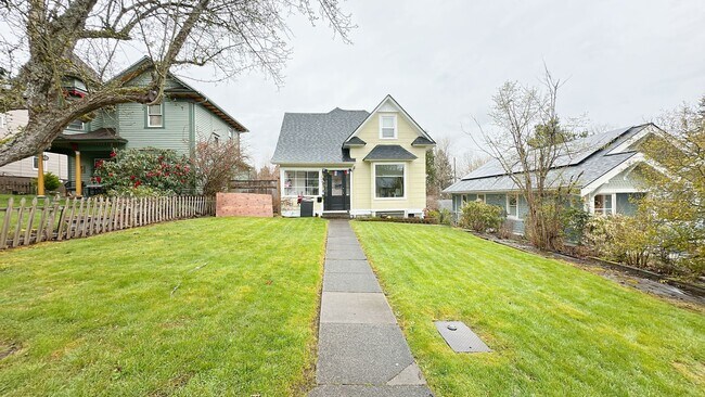 Building Photo - PRELEASE:  4+bdrm/1bath near WWU + Sehome Hill