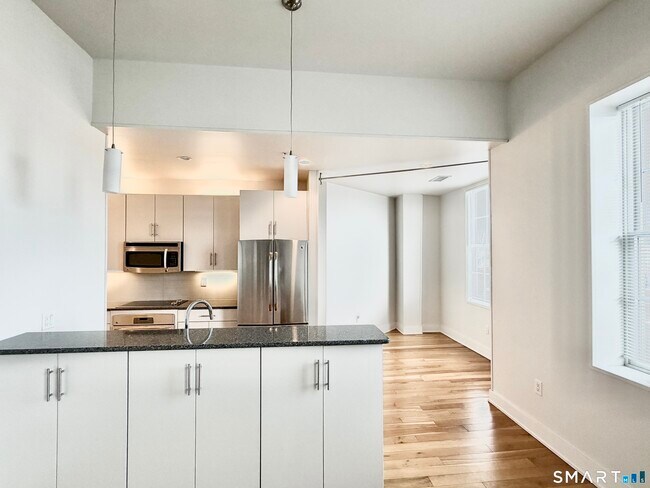 Building Photo - 60 Willow St