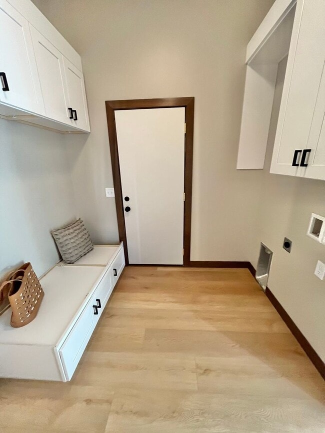 Building Photo - Stunning 5 Bed/2.5 Bath Townhome!