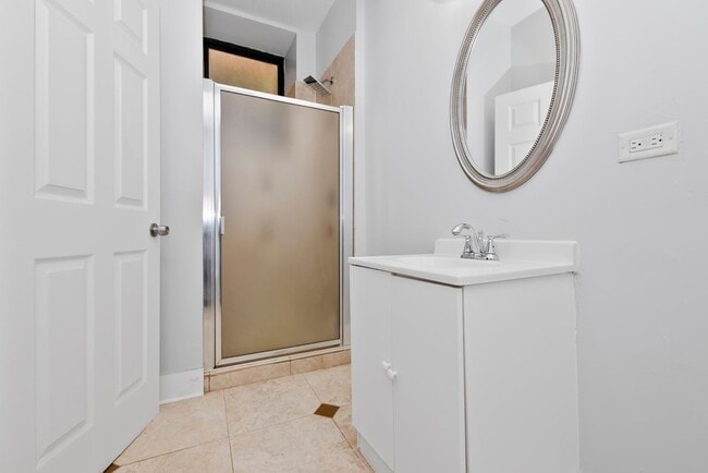 Building Photo - Three Bedroom in South Shore