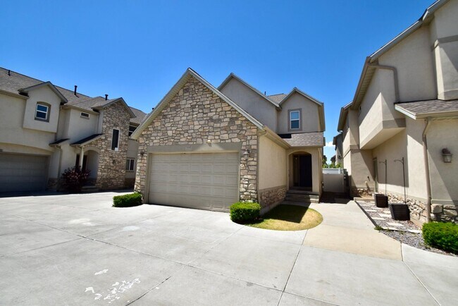 Building Photo - Great 4 Bedroom 3 Bath Home in South Jordan in Amazing HOA Community!