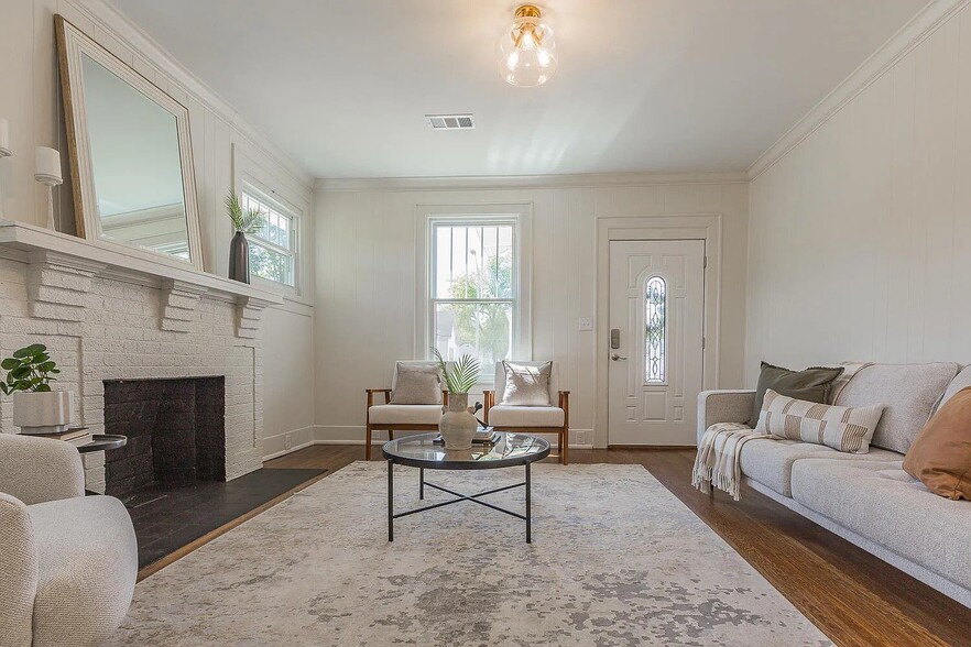 living room - 2403 Bailey Ave