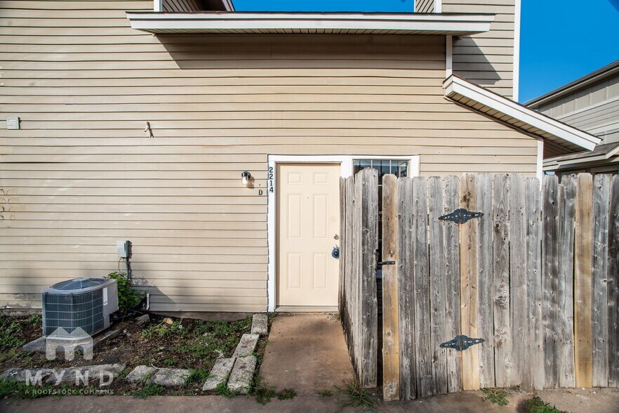 Building Photo - 2214 Creekside Ln