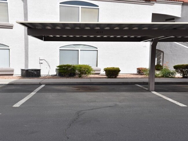 Building Photo - Fully remodeled ground floor 2BR unit in gated Mission Ridge - with garage!