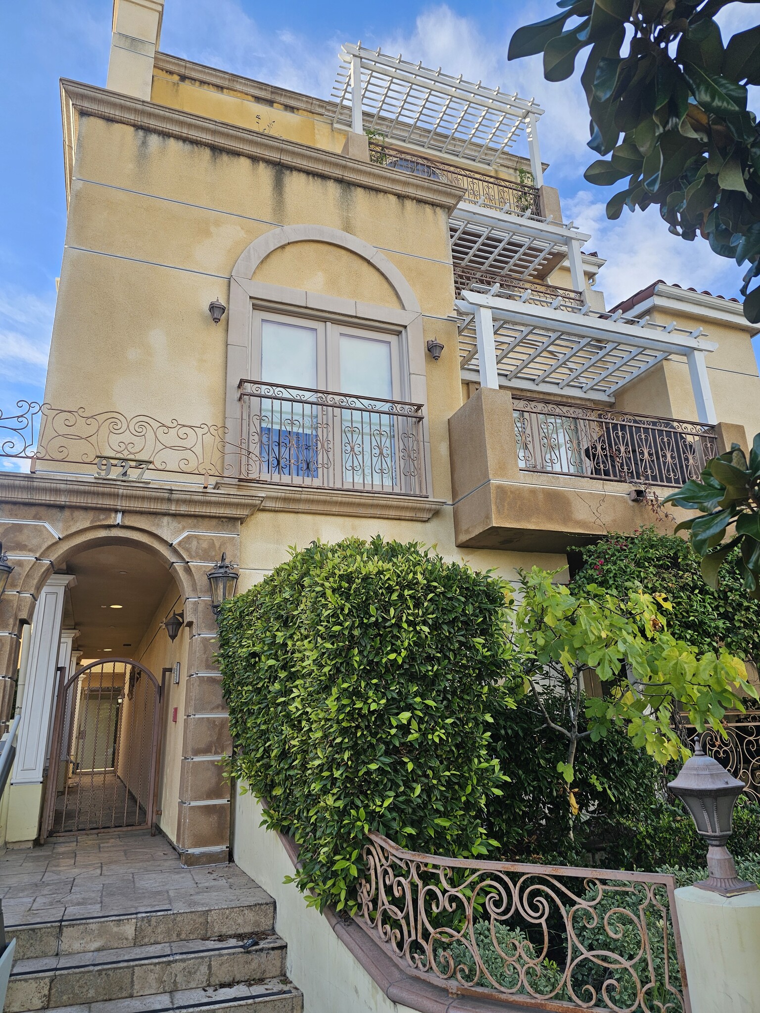 Building entrance - 927 S Wooster St