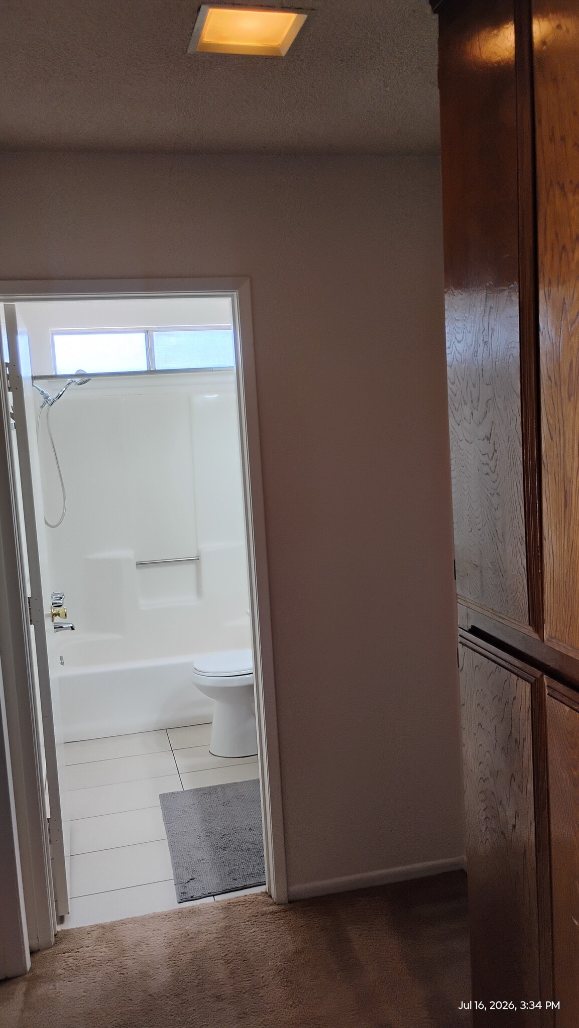 Middle bath and linen - 7619 Pismo Ave