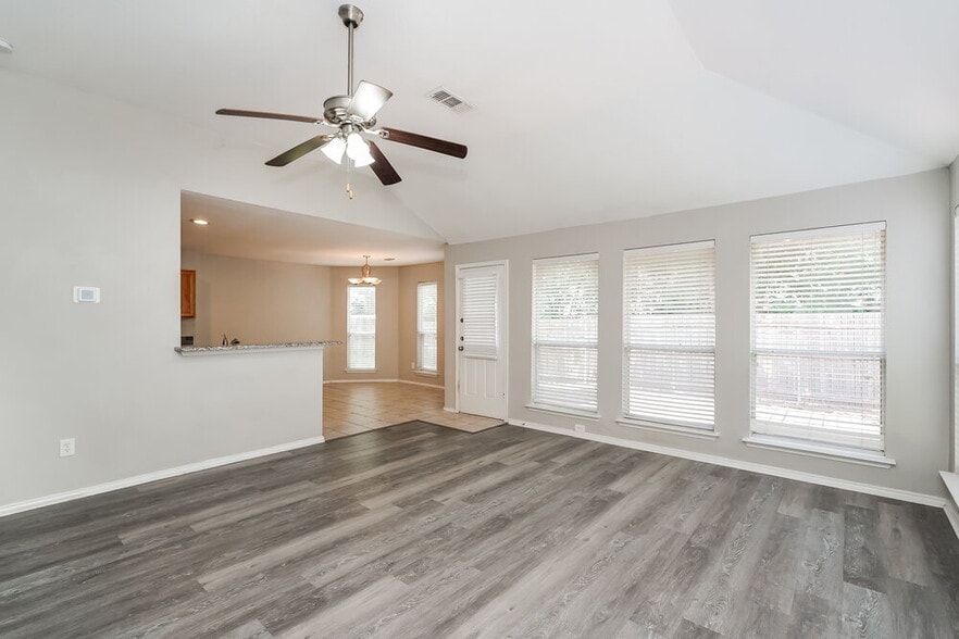 Building Photo - 809 Pace Dr