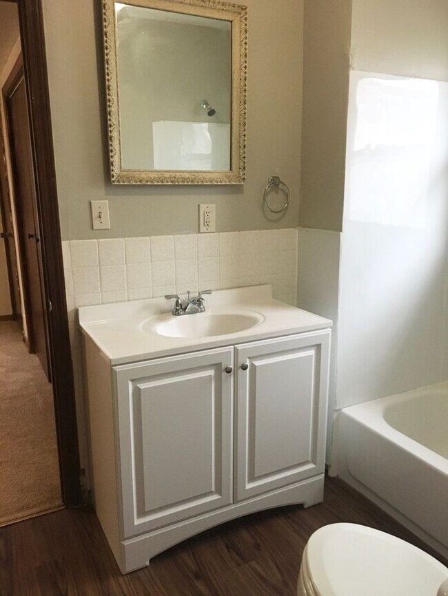 Building Photo - 3 bedroom / 1 bath house for rent - $1100-...