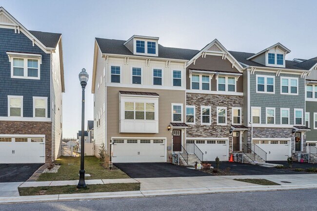 Building Photo - Massive 4 BR/2 Full BA & 2 Half BA EOG Tow...