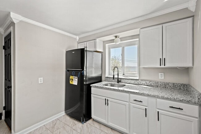 Building Photo - MOVE IN SPECIAL! SCORE HALF OFF 1ST MONTH'...