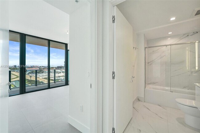 Building Photo - 1170 E Hallandale Beach Blvd