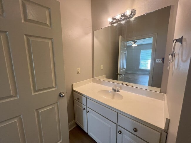 Building Photo - mjj7300