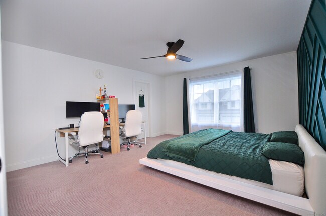 Building Photo - 5 Oakwood Cir