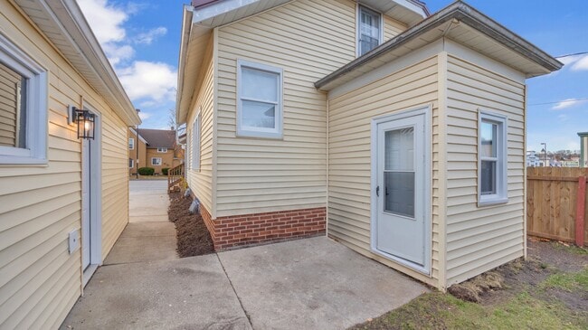 Building Photo - 715 N 14th St