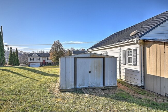 Building Photo - 1408 W College St