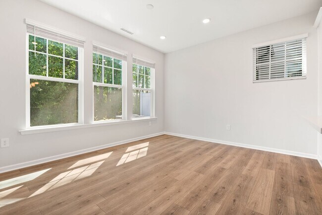 Building Photo - Stunning and spacious end-unit townhome in North Raleigh!