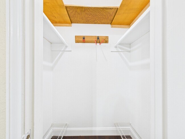 Building Photo - 6416 Bankside Dr