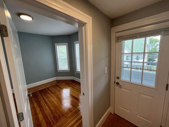 Building Photo - Renovated 4 bed 2 baths in Somerville.... Don't miss out!