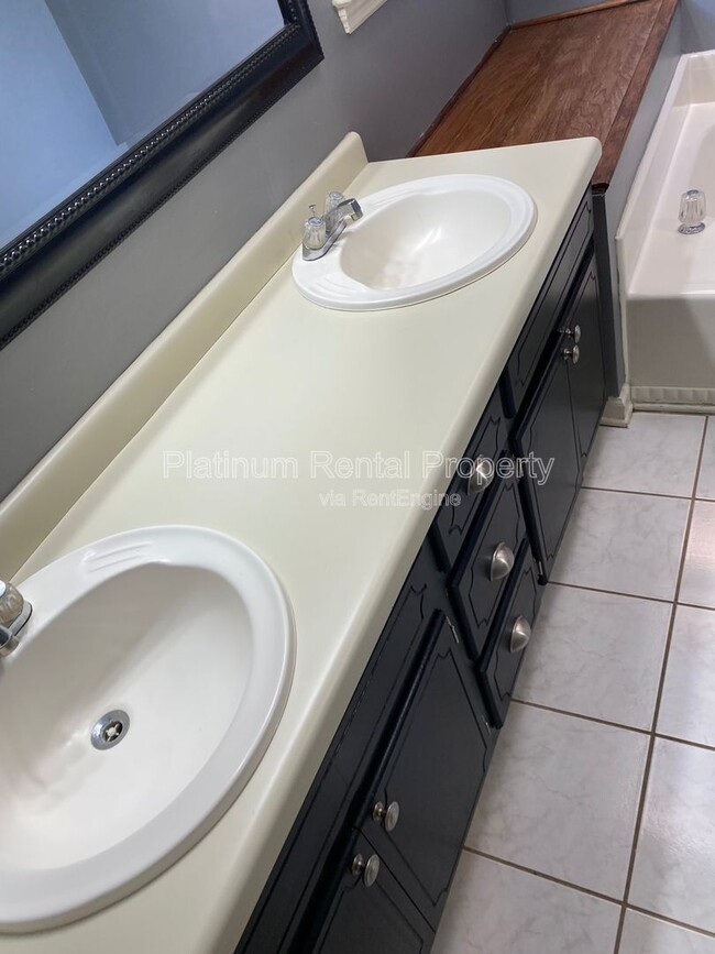 Building Photo - 2063 Winsburg Dr