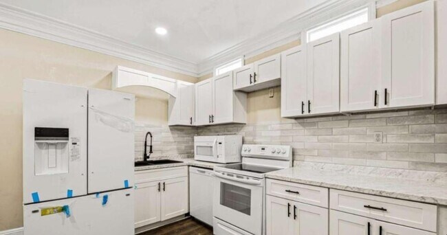 Building Photo - 684 S Elizabeth Pl NW