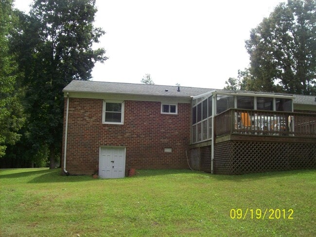 Building Photo - Large brick rancher on cul-de-sac street