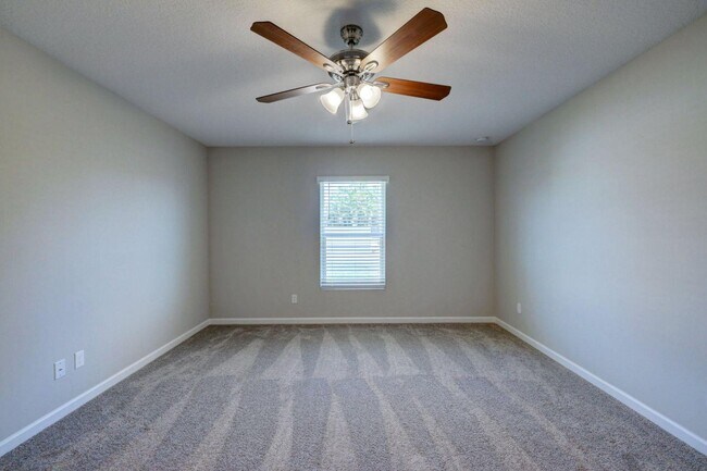 Building Photo - 799 SW Sardinia Ave