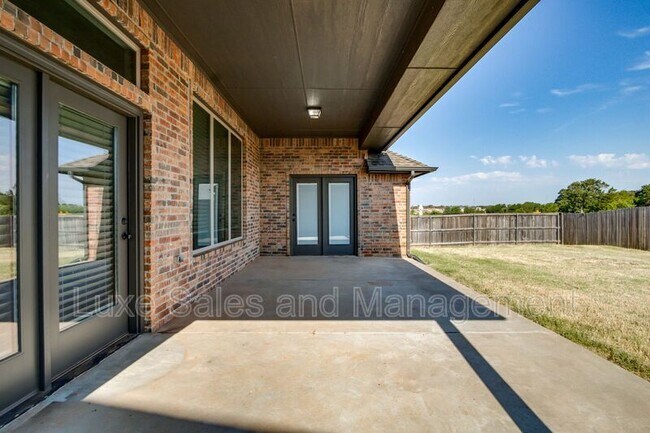 Building Photo - 6133 Oxnard St