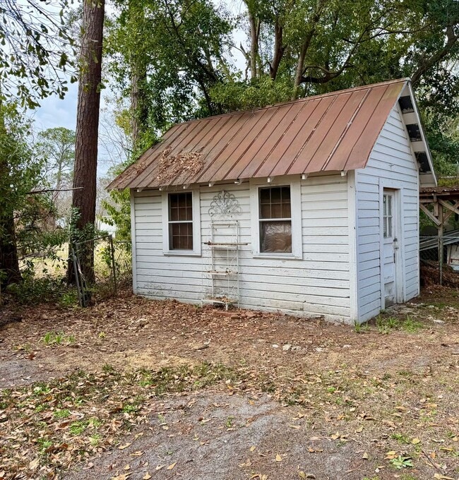 Building Photo - 2 Bed 1 Bath House