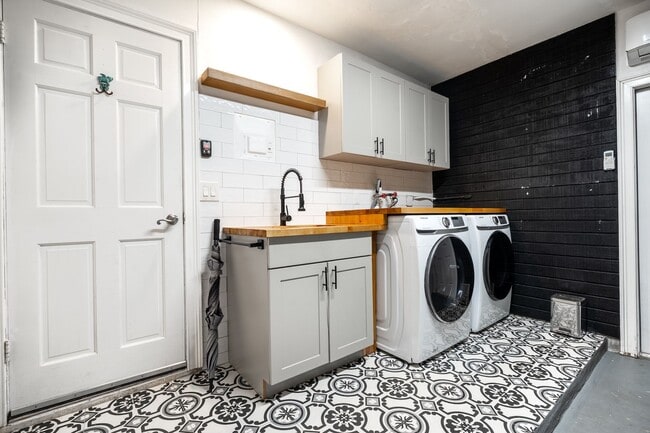 Building Photo - 4215 Roosevelt St