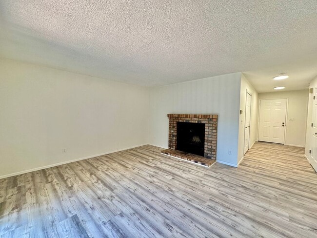 Building Photo - Salmon Creek Condo with Swim, hot tub and ...